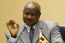 “Os problemas do Uganda é culpa dos gays e claro, do Bobi Wine que os agita”, diz Museveni, presidente do Uganda.

“E até lá, estou-me nas tintas”.