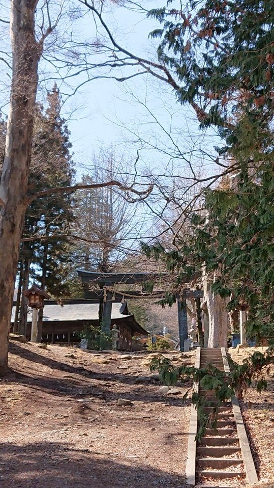 MKK53cats's tweet photo. こちらは諏訪大社四宮の一つ諏訪大社上社前宮（長野県茅野市）
日本で最も歴史のある神社の一つ
諏訪頼重の供養塔の木札にはネタバレになりそうな事が書かれているので拡大注意
#逃げ上手の若君 
#諏訪大社 https://t.co/Jc7m4LiUtI