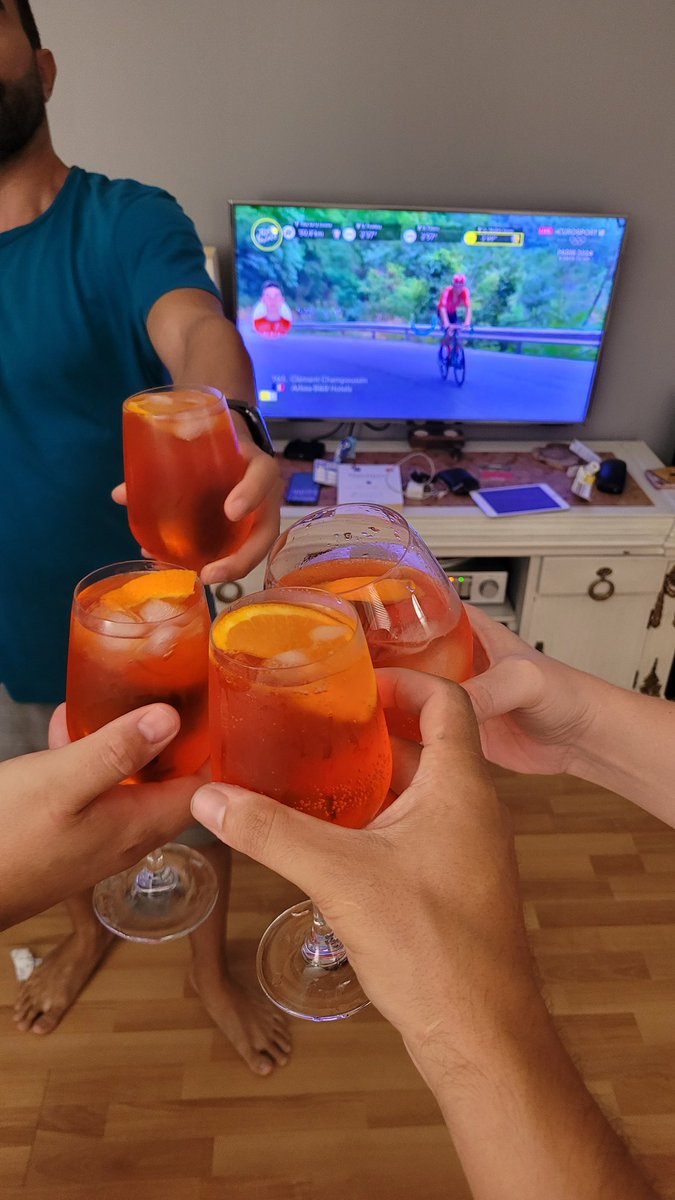 Fethiye sıcağında aperol spritz'le son dağlık etabı uğurluyoruz. chante

#tdf2024tr <a href="/canereler/">Caner Eler</a> <a href="/sarpergunsal/">Sarper Günsal</a>