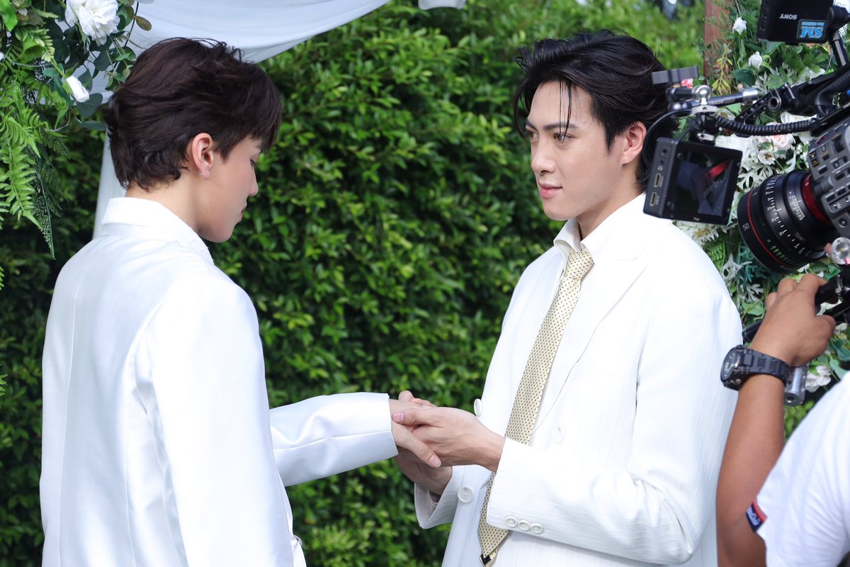 WandeeGooddayTH's tweet photo. “ในที่สุดเราก็มีโอกาสเป็นคู่สมรสอย่างถูกกฎหมายและเท่าเทียมสักที”

#WandeeGooddayFinalEP
@thor_thinnaphan @nutanonts_ https://t.co/y0hBg6TFUI