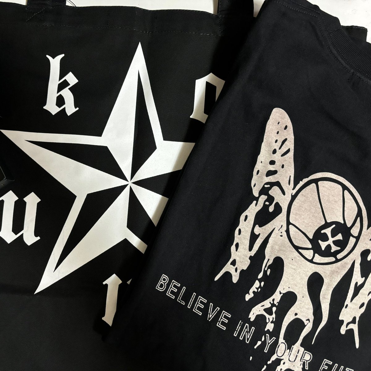 Noricoas1131's tweet photo. グッズも色々購入
#RUDEgallery さんコラボのTシャツとトート♪
#cafeGoatee さんとのコラボのブローチも絶対欲しかったので即Get!
もちろん #ジヴォンコーヒー も✨
なんだかんだでおまけのカードはコンプリ!
#浅田弘幸原画展
#DScaiman https://t.co/5XFb0Q8nTf
