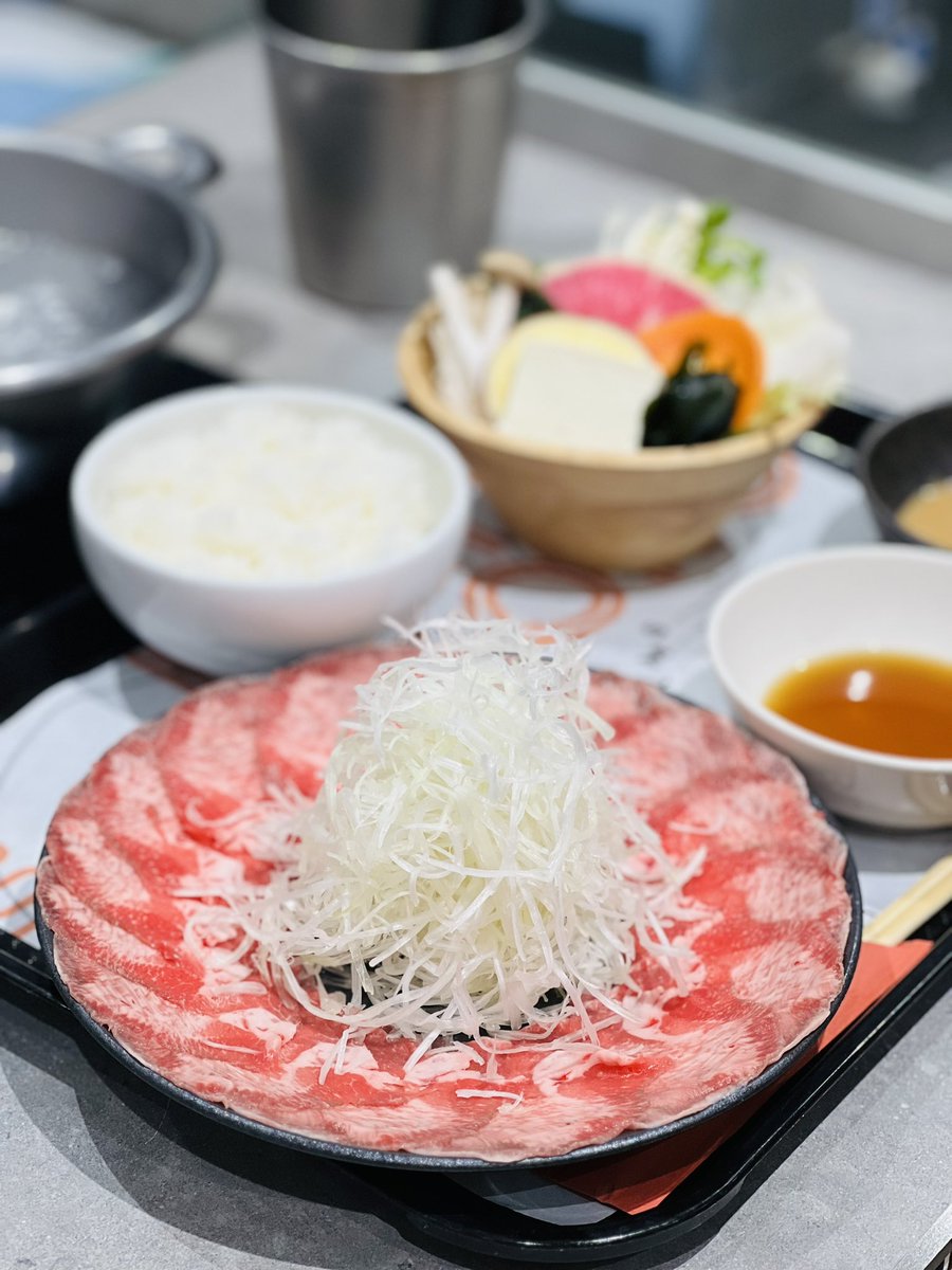 7matsu_kiyo's tweet photo. 赤坂、新宿共に始まる純白タン。
黒毛和牛のタンの、タン元だけをスライスして提供します💋
一度食べたら病みつきです。
ぽん酢には何も入れずに、白髪ネギと一緒にぜひ召し上がってください。
マジで!美味しいので😋
しゃぶしゃぶ松五郎、2店舗にてご注文いただけます。 https://t.co/BSjfJdYdlY