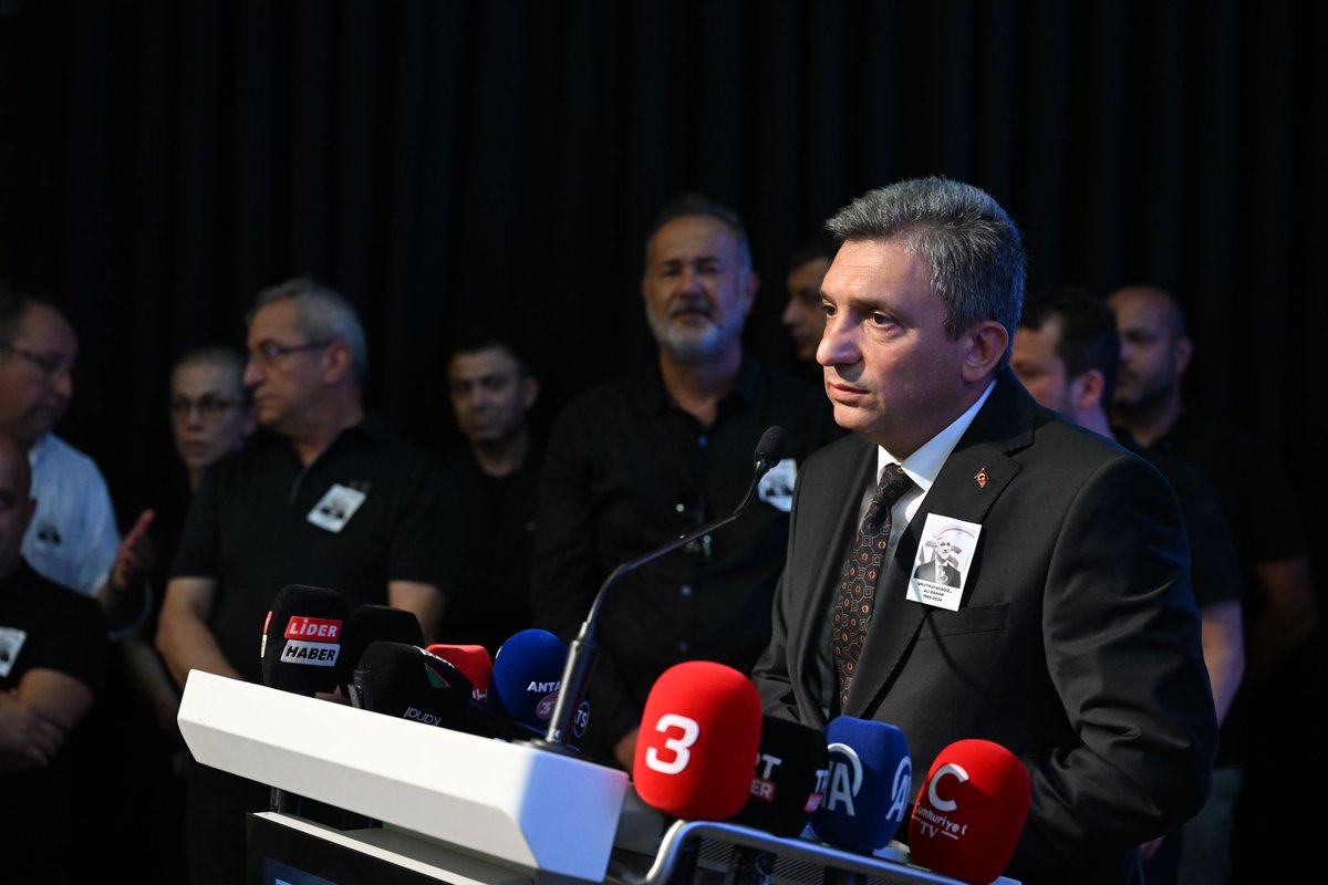 AntalyaTSO's tweet photo. Merhum Yönetim Kurulu Başkanımız Ali Bahar, ailesi, sevenleri, iş ve siyaset dünyası temsilcilerinin yoğun katılımıyla Odamızda gerçekleştirdiğimiz törende son yolculuğuna uğurlandı. 

@aalibaharr @bogachangoksu @YHacisuleyman @MuratTOTOS @eczhaticeoz @aozgurkaragoz @huseyinsari_sar @KAPALIYOL @HakanPakal @AhmetKasapoglu8 @aslisahintekin @TOBBiletisim @RHisarciklioglu