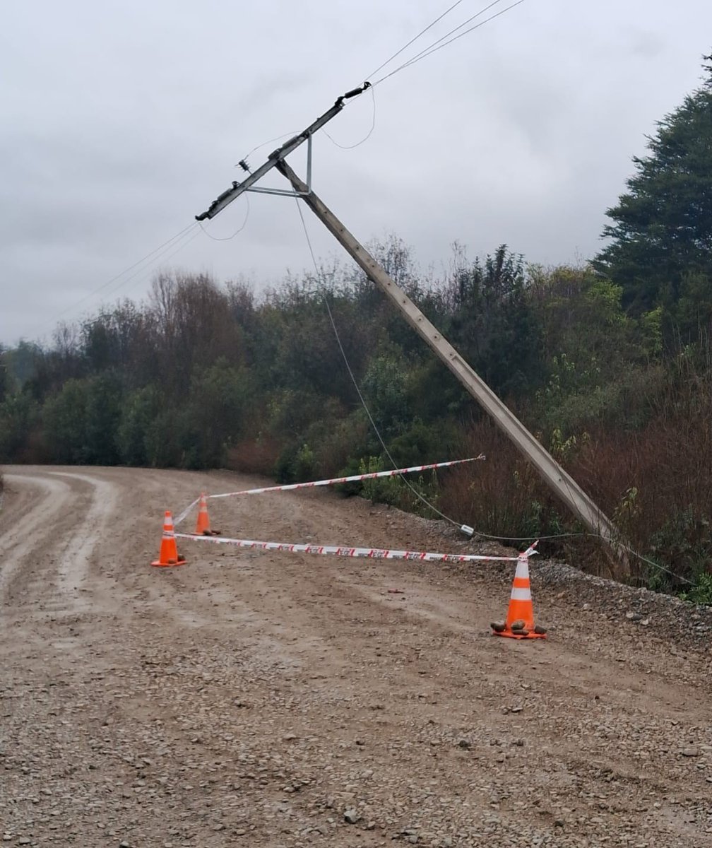 Informamos #CorteDeEmergencia en #Aysen por reemplazo de #PosteChocado, que involucra sectores El Turbio, El Pangal y alrededores. Personal técnico se encuentra en terreno realizando faenas de reparación. Actualizaremos por esta vía.