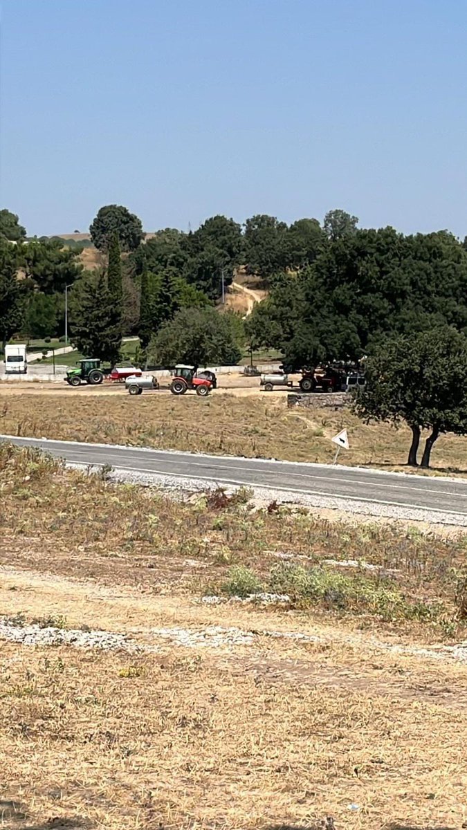 <a href="/ahmetakin/">Ahmet AKIN 🇹🇷</a> <a href="/balikesirbld/">Balıkesir Büyükşehir Belediyesi</a> Başkan ne yapsın kedi köpek peşinde koşmaktan  insanlara hizmet etmeye sıra gelmiyor ..Yazın ortasında  tankerler ile su çekiyoruz..küflü ve  paslı tankerden su içiyoruz..Allah Razı olsun başkanım seçimin üstünden 120 gün geçti sözlerinizi çok güzel tuttunuz ..Bu arada tankerdeki