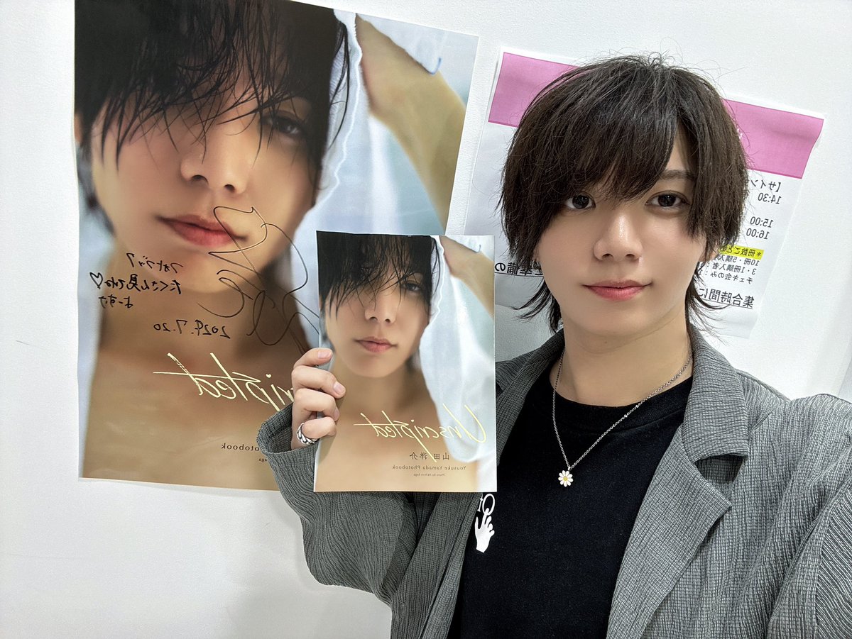 You19_official's tweet photo. 今日は1st.フォトブックお渡し会イベント来てくれてありがとうございました☺️
こんなイベントをさせてもらえるのも日頃のみんなの応援のおかげだし、すごく幸せ者です😌♡
一緒に思い出作ってくれてありがとう🥹

そして、明日の20時よりフォトブックが通販で購入できるようになりました！🙌🏻
購入枚数によってURLが違うので注意してね⚠️

特典の中身も少し変わってるので是非GETしてね！😉
今日のお渡し会来れなかったって子や遠方の子も是非！

1冊購入（ブロマイド付き）
https://t.co/3YCAFhvC2O

3冊購入（1冊にサイン＆宛名＋ブロマイド・ステッカー付き） 
https://t.co/e6Ep7SgEYB

5冊購入（1冊にサイン＆宛名＋ブロマイド・ステッカー・アクスタ付き）
https://t.co/bac35lWjil