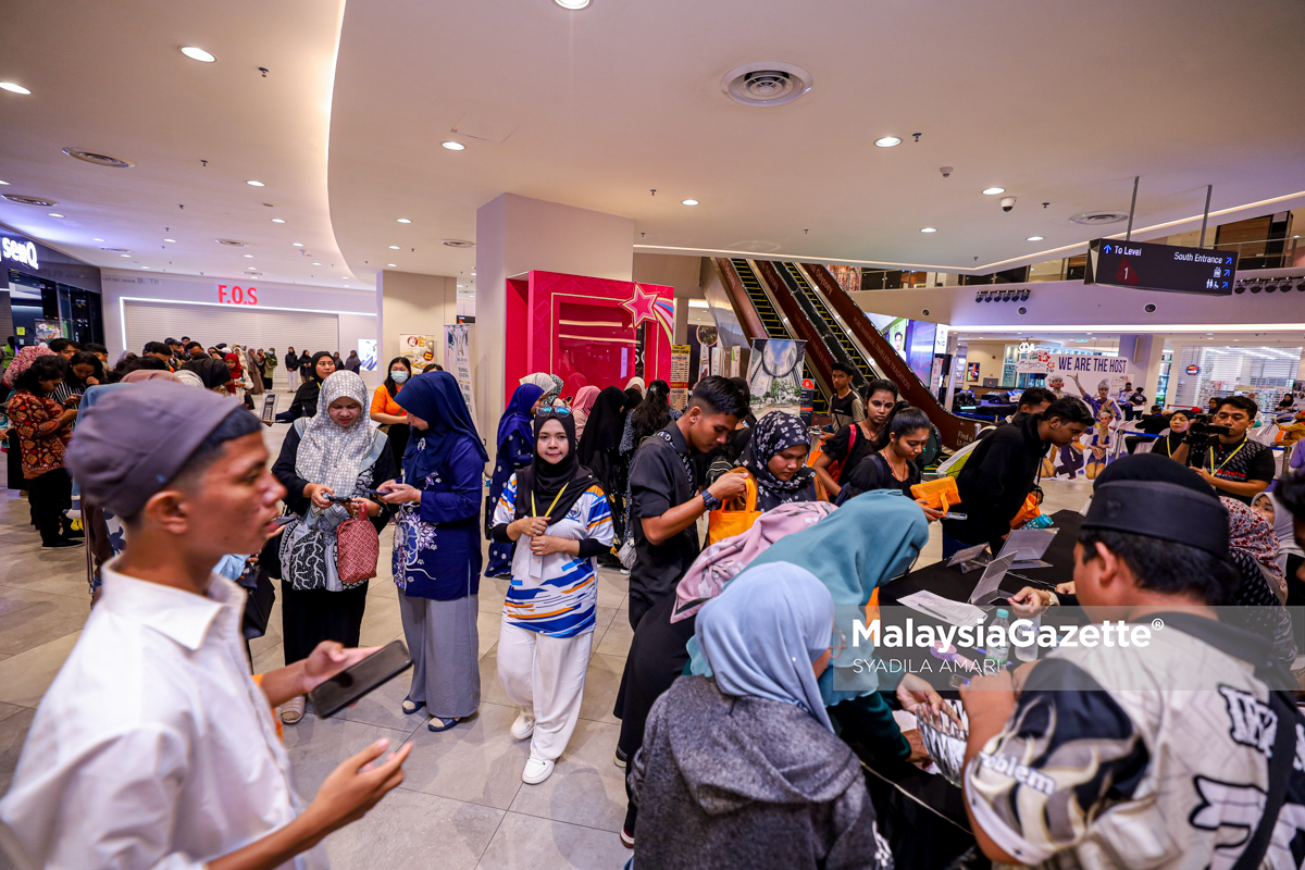 MalaysiaGazette's tweet photo. Suasana Hari Terbuka National Integrated College (NIC)
Gelagat pelajar mendapat baucer selepas berjaya menjawab soalan pada Hari Terbuka National Integrated College (NIC) di Datum Jelatek, Kuala Lumpur.
Foto : wartawan malaysiagazette
#MalaysiaGazette #lensamg #NICOpenDay #NationalIntegratedCollege #datumjelatek #sambungbelajar #education #college #highereducation
@nickl_college