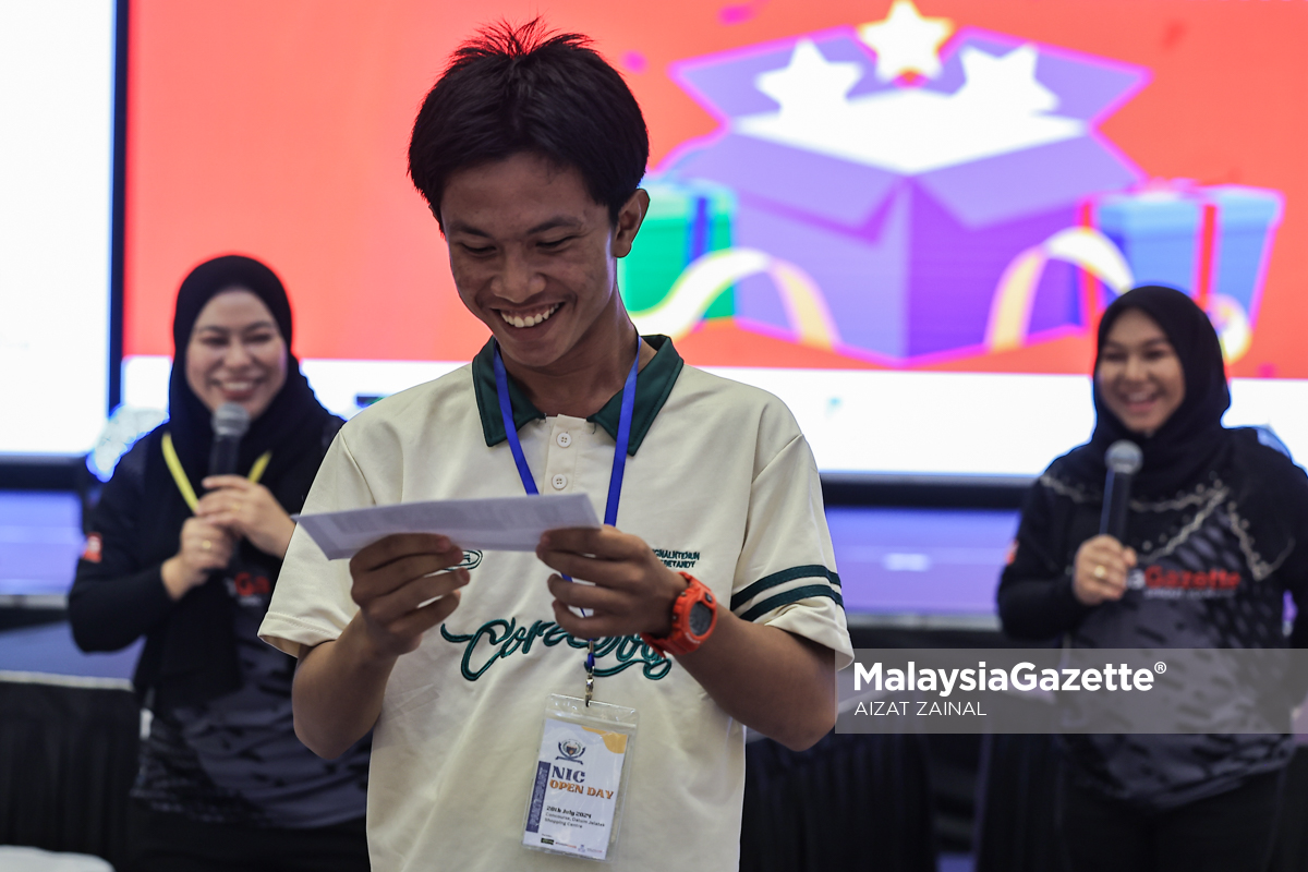 MalaysiaGazette's tweet photo. Suasana Hari Terbuka National Integrated College (NIC)
Gelagat pelajar mendapat baucer selepas berjaya menjawab soalan pada Hari Terbuka National Integrated College (NIC) di Datum Jelatek, Kuala Lumpur.
Foto : wartawan malaysiagazette
#MalaysiaGazette #lensamg #NICOpenDay #NationalIntegratedCollege #datumjelatek #sambungbelajar #education #college #highereducation
@nickl_college