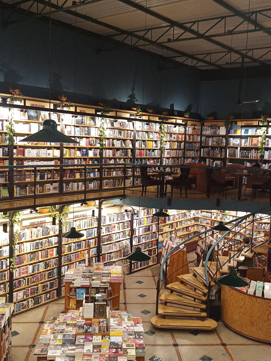 enlamirade34761's tweet photo. El Péndulo es el perfecto lugar de encuentro de una buena charla, libros y comida... Por cierto ¿Adivina cuál de los dos libros termine por comprar?
(Siempre la sucursal de Polanco es la que más me gusta)
#fotos
#elpendulo
#libros
#books
#libreria
#polanco https://t.co/NcatCrNnHO
