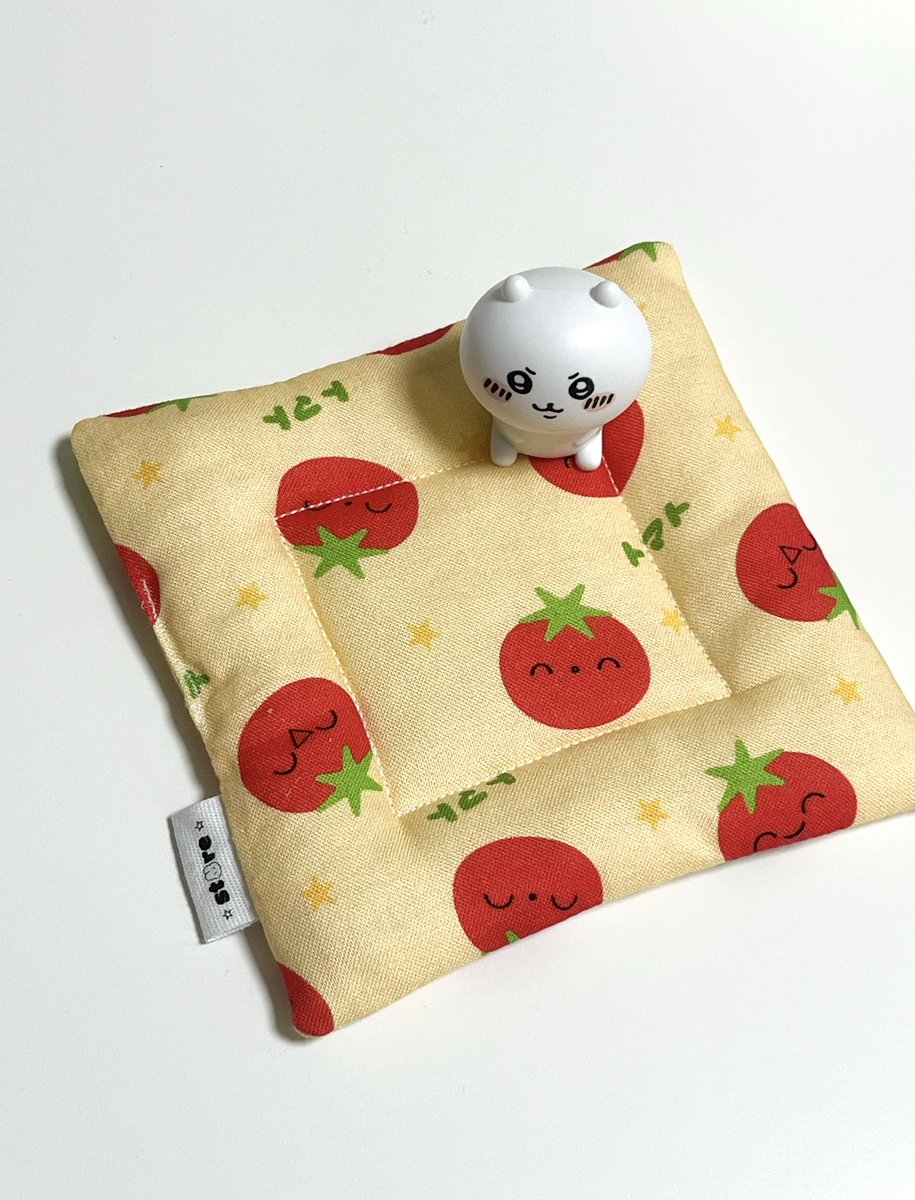 쿠션 티코스터 신상 소식 전해드려요(ᵔᗜᵔ*)

처음으로 원단을 제작해 봤는데 생각보다 더 귀여워서 넘넘 만족중이에요...🤍
북커버, 패브릭 지갑으로도 제작 예정이며
곧 오픈하는 스마트스토어에서 만나보실 수 있습니다(ノ^∇^)🩷