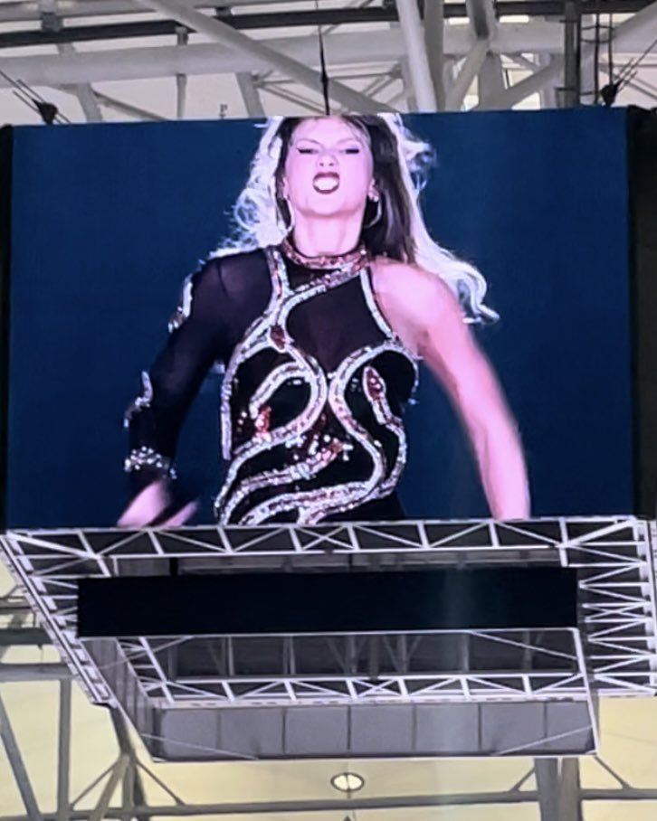 Checking my photos from last night 😭😭😭 found this cursed one