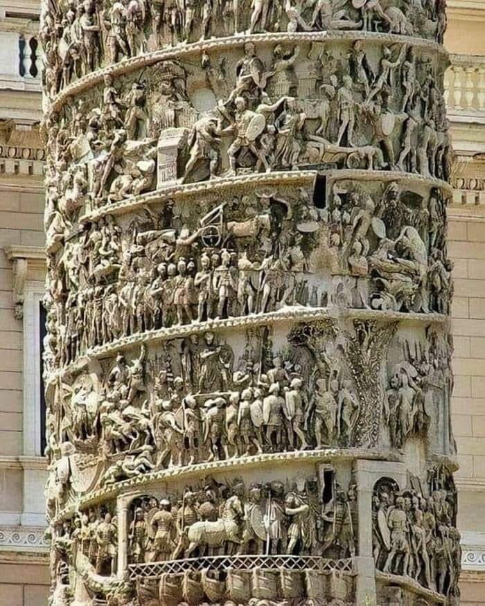 En el año 113 d.C. para homenajear las conquistas del emperador Trajano en Dacia, se construyó la Columna Trajana, que fue la primera que se levantó hasta ese momento de tipo cóclido, o sea, con adornos que recorren el tronco en forma de espiral.

Se trata de una Columna, ideada