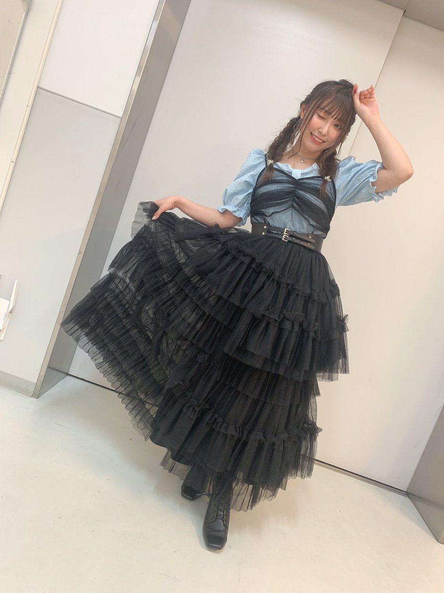 aina_suzuki723's tweet photo. 2部はブルーワンピースに黒のワンピースを重ねてとっても素敵なお衣装👗
そしてケーキに沢山の楽屋花…！💐
幸せチャージ♡
#Aicatwalk にもお写真載っけるから待っててね✨ https://t.co/HQ9g38qUKK