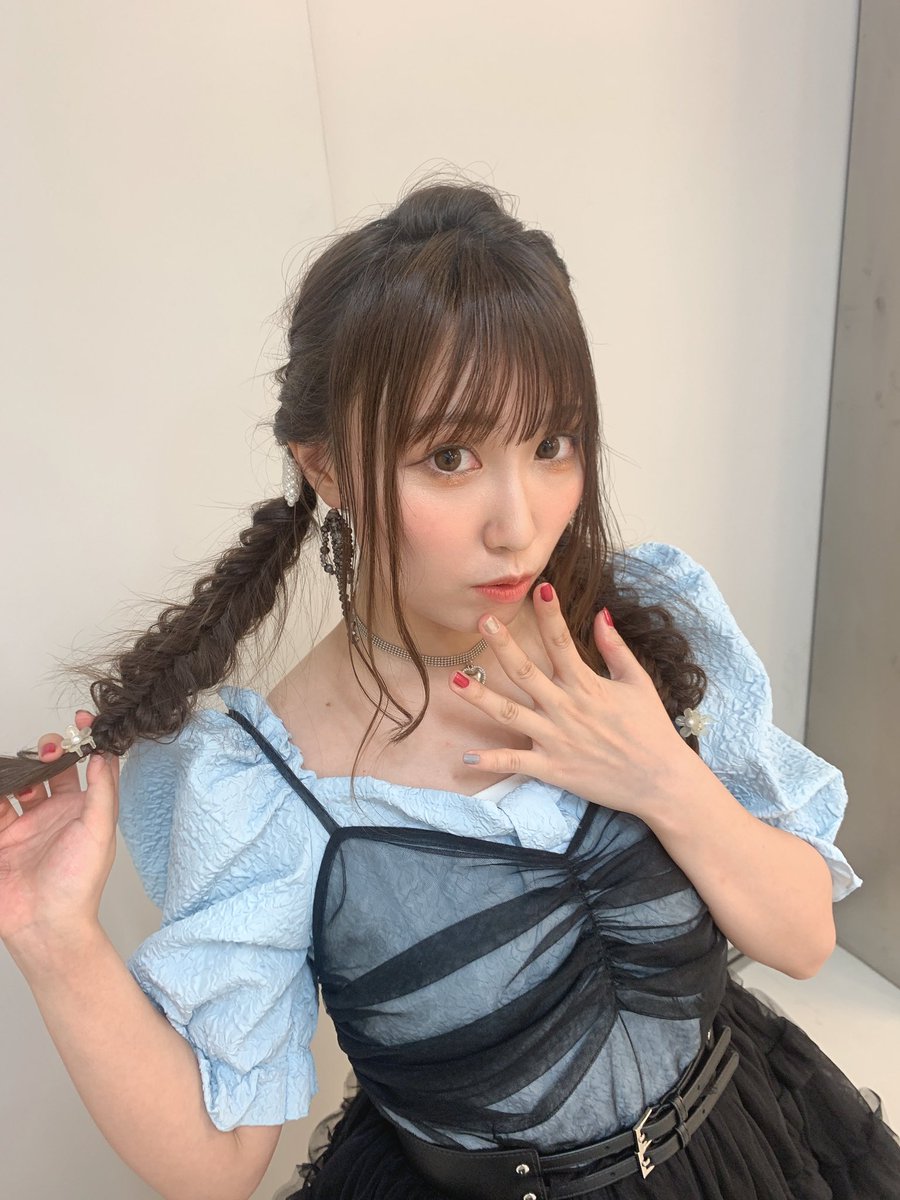 aina_suzuki723's tweet photo. 2部はブルーワンピースに黒のワンピースを重ねてとっても素敵なお衣装👗
そしてケーキに沢山の楽屋花…！💐
幸せチャージ♡
#Aicatwalk にもお写真載っけるから待っててね✨ https://t.co/HQ9g38qUKK