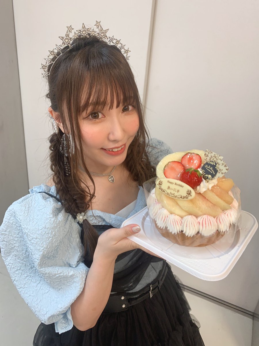 aina_suzuki723's tweet photo. 2部はブルーワンピースに黒のワンピースを重ねてとっても素敵なお衣装👗
そしてケーキに沢山の楽屋花…！💐
幸せチャージ♡
#Aicatwalk にもお写真載っけるから待っててね✨ https://t.co/HQ9g38qUKK