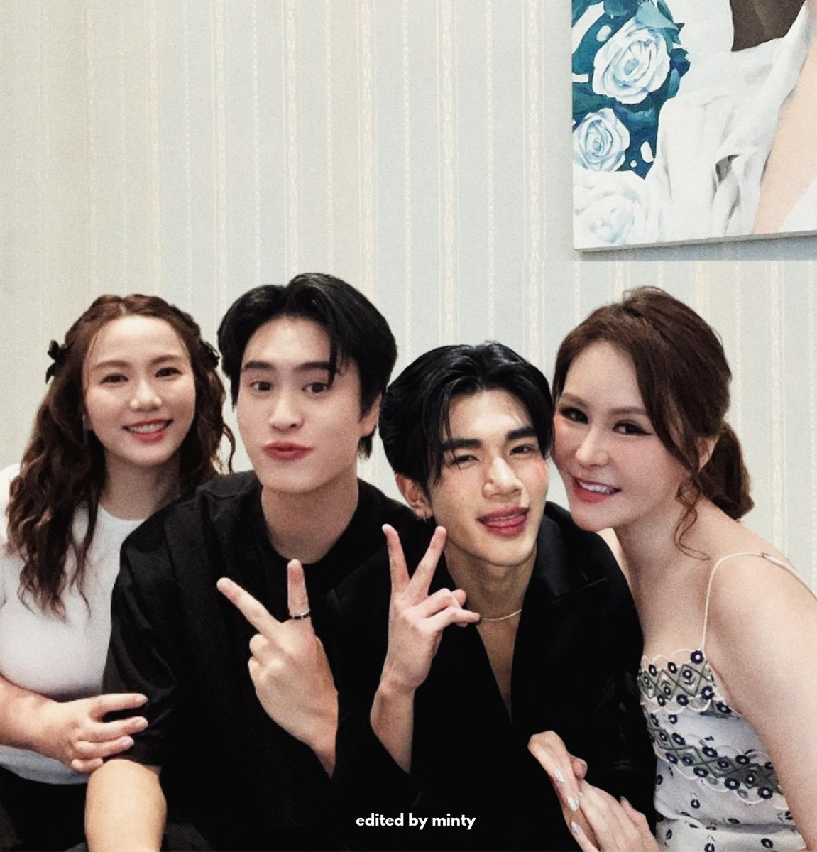 schmintzzz's tweet photo. One big happy family 👩🙎‍♂️🙎‍♂️👩

#editedpic #GeminiFourth #เจมีไนน์โฟร์ท https://t.co/WlPgWeKrRE