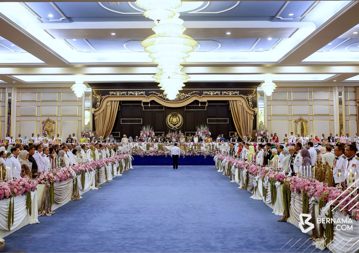 bernamadotcom's tweet photo. Yang di-Pertuan Agong Sultan Ibrahim dan Raja Permaisuri Agong Raja Zarith Sofiah berkenan berangkat ke Majlis Santapan Diraja sempena Istiadat Pertabalan Yang di-Pertuan Agong ke-17 di Istana Negara hari ini.

Majlis Santapan Diraja itu diadakan bagi meraikan Sultan Ibrahim sempena pertabalan Seri Paduka Baginda sebagai Yang di-Pertuan Agong ke-17.

📸Amirul Azmi | BERNAMA

#BernamaImages #BernamaNews #PertabalanAgong #DaulatTuanku