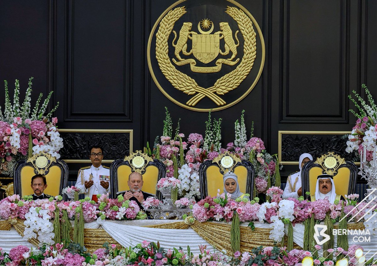 bernamadotcom's tweet photo. Yang di-Pertuan Agong Sultan Ibrahim dan Raja Permaisuri Agong Raja Zarith Sofiah berkenan berangkat ke Majlis Santapan Diraja sempena Istiadat Pertabalan Yang di-Pertuan Agong ke-17 di Istana Negara hari ini.

Majlis Santapan Diraja itu diadakan bagi meraikan Sultan Ibrahim sempena pertabalan Seri Paduka Baginda sebagai Yang di-Pertuan Agong ke-17.

📸Amirul Azmi | BERNAMA

#BernamaImages #BernamaNews #PertabalanAgong #DaulatTuanku