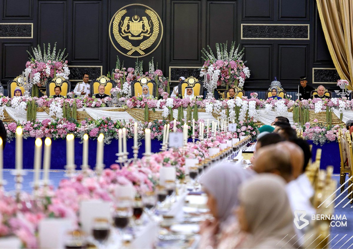 bernamadotcom's tweet photo. Yang di-Pertuan Agong Sultan Ibrahim dan Raja Permaisuri Agong Raja Zarith Sofiah berkenan berangkat ke Majlis Santapan Diraja sempena Istiadat Pertabalan Yang di-Pertuan Agong ke-17 di Istana Negara hari ini.

Majlis Santapan Diraja itu diadakan bagi meraikan Sultan Ibrahim sempena pertabalan Seri Paduka Baginda sebagai Yang di-Pertuan Agong ke-17.

📸Amirul Azmi | BERNAMA

#BernamaImages #BernamaNews #PertabalanAgong #DaulatTuanku