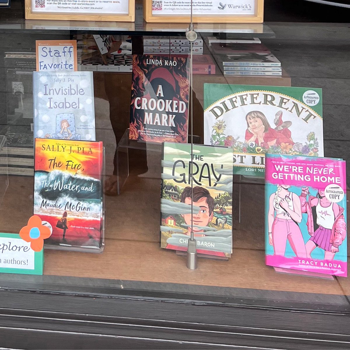 Love seeing THE GRAY in the window <a href="/warwicksbooks/">Warwick's</a>!Especially alongside @sallyjpla 💙 &amp; @tracybaduawrites