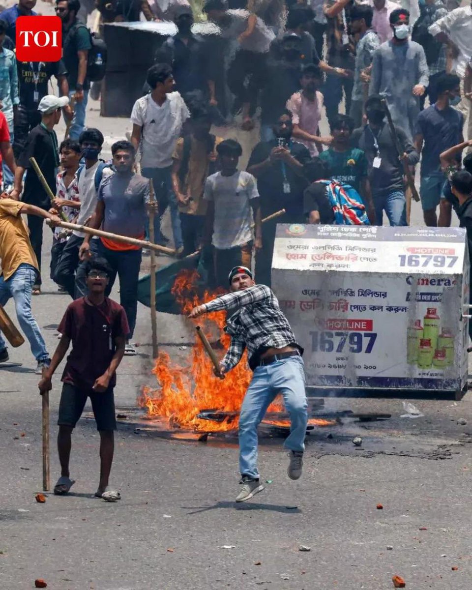 AggregateOsint's tweet photo. Over 100 Dead in Bangladesh Student Protests Over Government Job Quotas

More than 100 people have died during student protests in Bangladesh, as demonstrators demand the abolition of quotas for government jobs. With the country facing a high youth unemployment rate, students are calling for an end to the policy that reserves 30% of government jobs for relatives of veterans from Bangladesh’s 1971 War of Independence.

The protests, now in their fifth day, have prompted authorities to impose a curfew and restrict internet access since Friday. The government plans to involve the army to suppress the unrest.

In the town of Narsingdi, protesters stormed a prison, freeing inmates and setting the building on fire. Numerous government buildings have also been destroyed by demonstrators.

According to Agence France-Presse (AFP), which cites hospital data, 105 people have been killed and over a thousand injured during the protests. Security forces are using tear gas and live ammunition to disperse the demonstrators, resulting in injuries to 300 police officers.