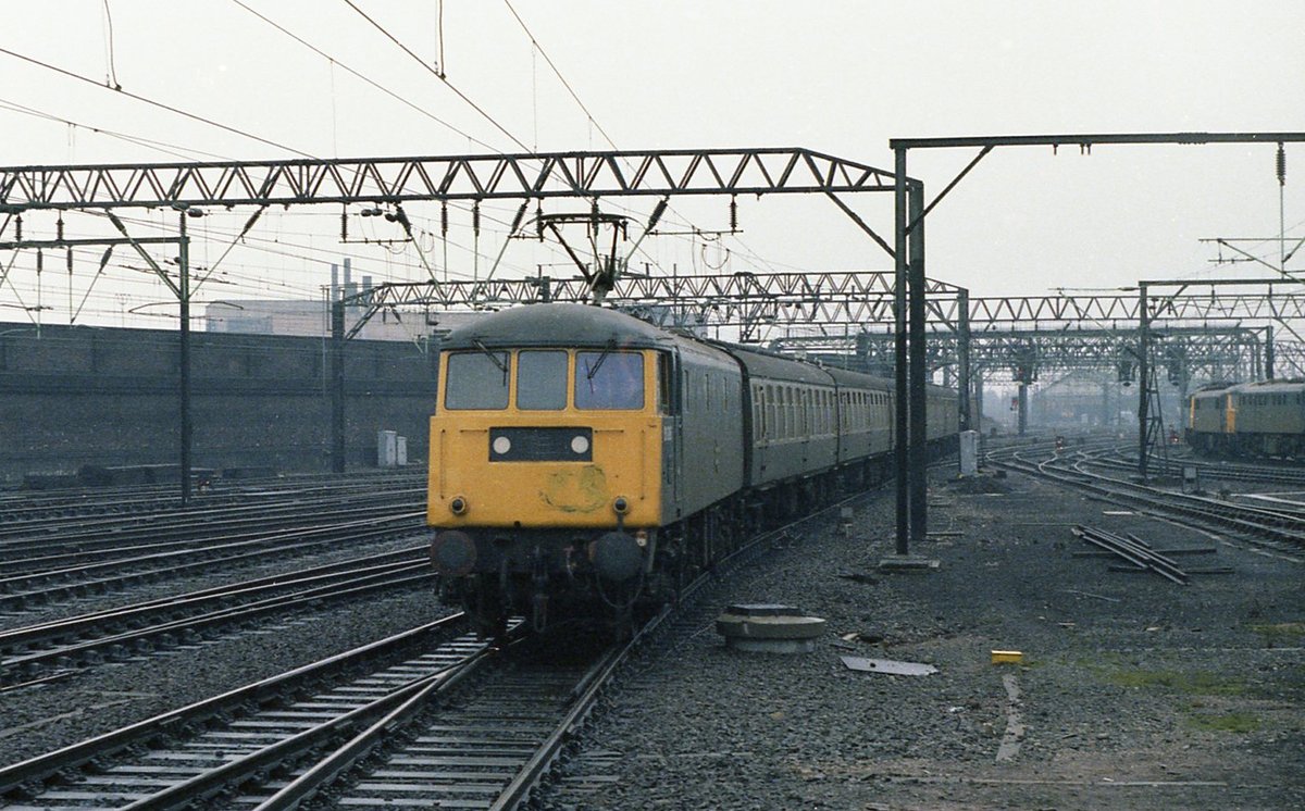 tokerjrh's tweet photo. BR Bonus. I don't have too many electric pics but taken from a spot familiar to many, here is 81016 rolling North into Crewe on 28th Feb 1981. #BRblue #Class81 #Britishrail https://t.co/FhAndyGECd