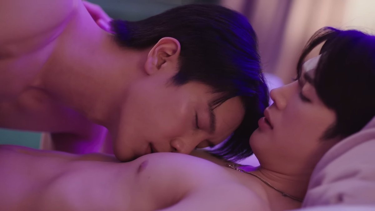 Kanami_Bubble3's tweet photo. This scene was so beautiful and intimate... They were not having sex, they were making love, I actually had butterflies in my stomach while watching it... You could feel how much they love each other...

GreatInn were portraying the intimacy very well ♥️
#WandeeGooddayFinalEP https://t.co/3klobCZYhF