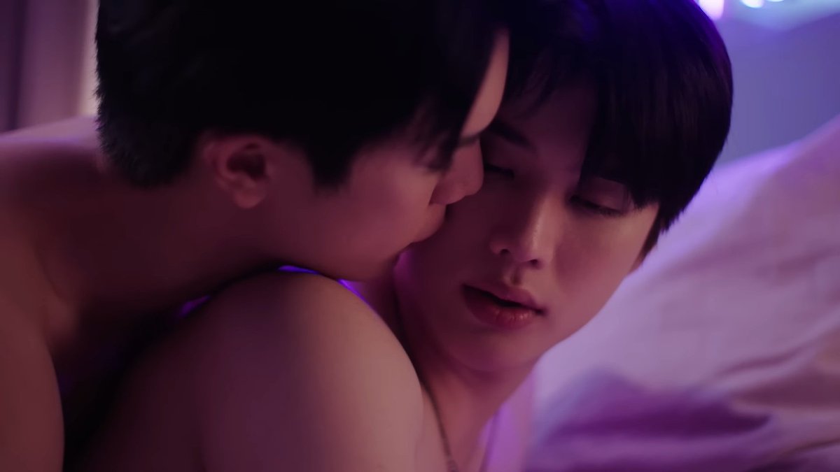 Kanami_Bubble3's tweet photo. This scene was so beautiful and intimate... They were not having sex, they were making love, I actually had butterflies in my stomach while watching it... You could feel how much they love each other...

GreatInn were portraying the intimacy very well ♥️
#WandeeGooddayFinalEP https://t.co/3klobCZYhF