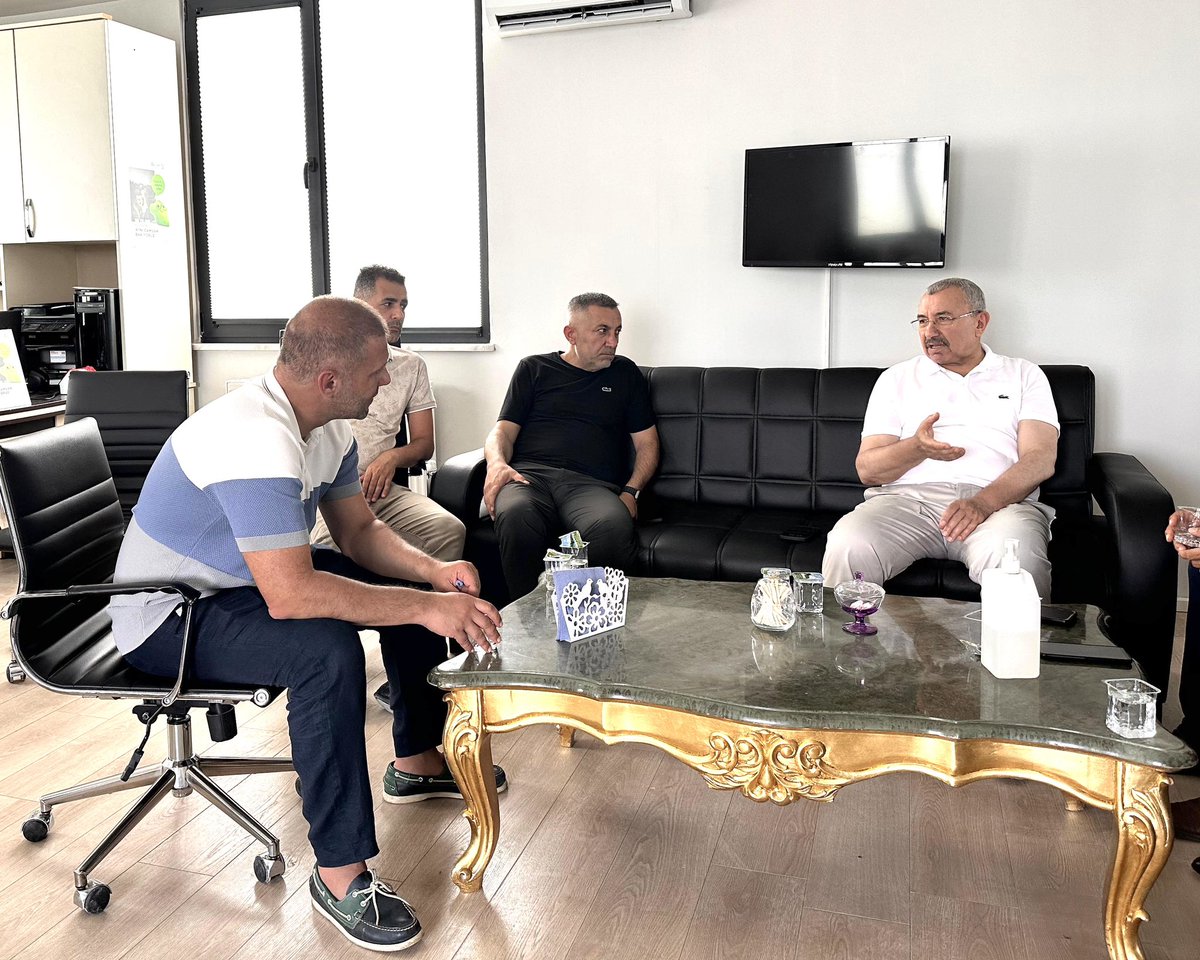 bbismailerdem's tweet photo. Ataşehir Ferhatpaşa’da ikamet ettiği binada çatı yangını yaşayan Mahalle başkanımız Mevlüt Tanyıldız beye geçmiş olsun ziyaretine teşkilat mensuplarımızla birlikte bulunduk, Mevlüt beye ve aile bireylerine büyük geçmiş olsun. İlçe yönetim kurulu üyemiz @EyupGul28 yeni çalışma ofisinde ziyaret ettik. Eyüp beye yeni iş yeri hayırlı olsun bereketli kazançlara vesile olsun misafirperverliği için de çok teşekkür ederim. @Akparti @akpartiistanbul @atasehirakparti @halilibrahimYZC @afatihkilic @AdemYILMZ34 @Kemalko30319231 @Samifindik29 @Murat_Demir58