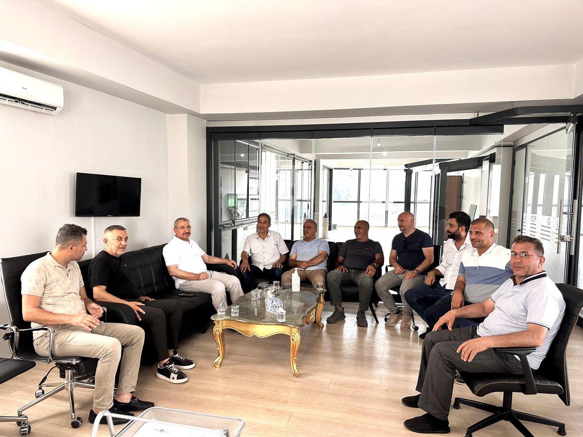 bbismailerdem's tweet photo. Ataşehir Ferhatpaşa’da ikamet ettiği binada çatı yangını yaşayan Mahalle başkanımız Mevlüt Tanyıldız beye geçmiş olsun ziyaretine teşkilat mensuplarımızla birlikte bulunduk, Mevlüt beye ve aile bireylerine büyük geçmiş olsun. İlçe yönetim kurulu üyemiz @EyupGul28 yeni çalışma ofisinde ziyaret ettik. Eyüp beye yeni iş yeri hayırlı olsun bereketli kazançlara vesile olsun misafirperverliği için de çok teşekkür ederim. @Akparti @akpartiistanbul @atasehirakparti @halilibrahimYZC @afatihkilic @AdemYILMZ34 @Kemalko30319231 @Samifindik29 @Murat_Demir58