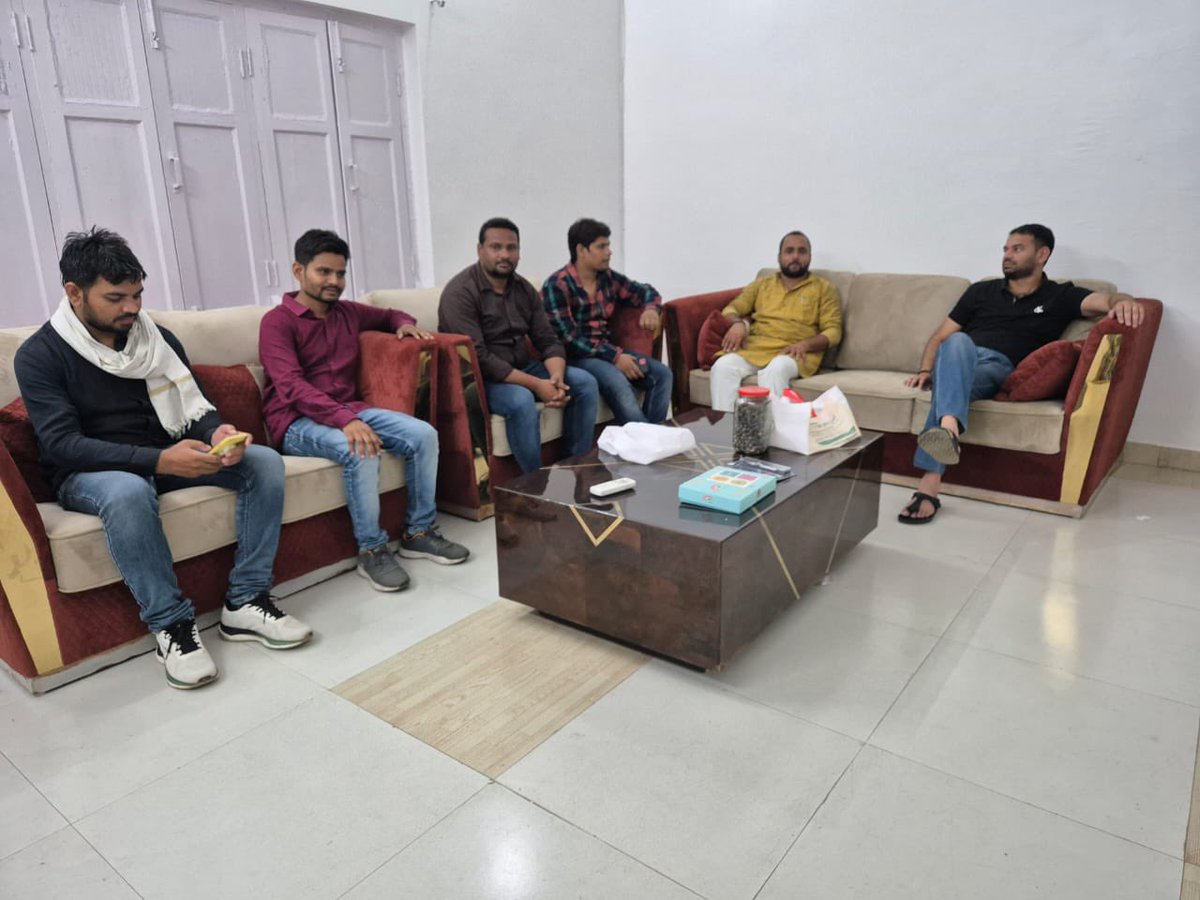आज मेरे आवास पर इलाहबाद यूनिवर्सिटी के छात्रों ने मुलाक़ात की ।।इलाहाबाद यूनिवर्सिटी छात्र संघ का चुनाव उत्तर प्रदेश की सरकार ने रुकवाया है। उत्तर प्रदेश की सरकार छात्रों के अधिकारों का हनन कर रही है।<a href="/yadavakhilesh/">Akhilesh Yadav</a> <a href="/RJDforIndia/">Rashtriya Janata Dal</a> <a href="/yadavakhilesh/">Akhilesh Yadav</a>