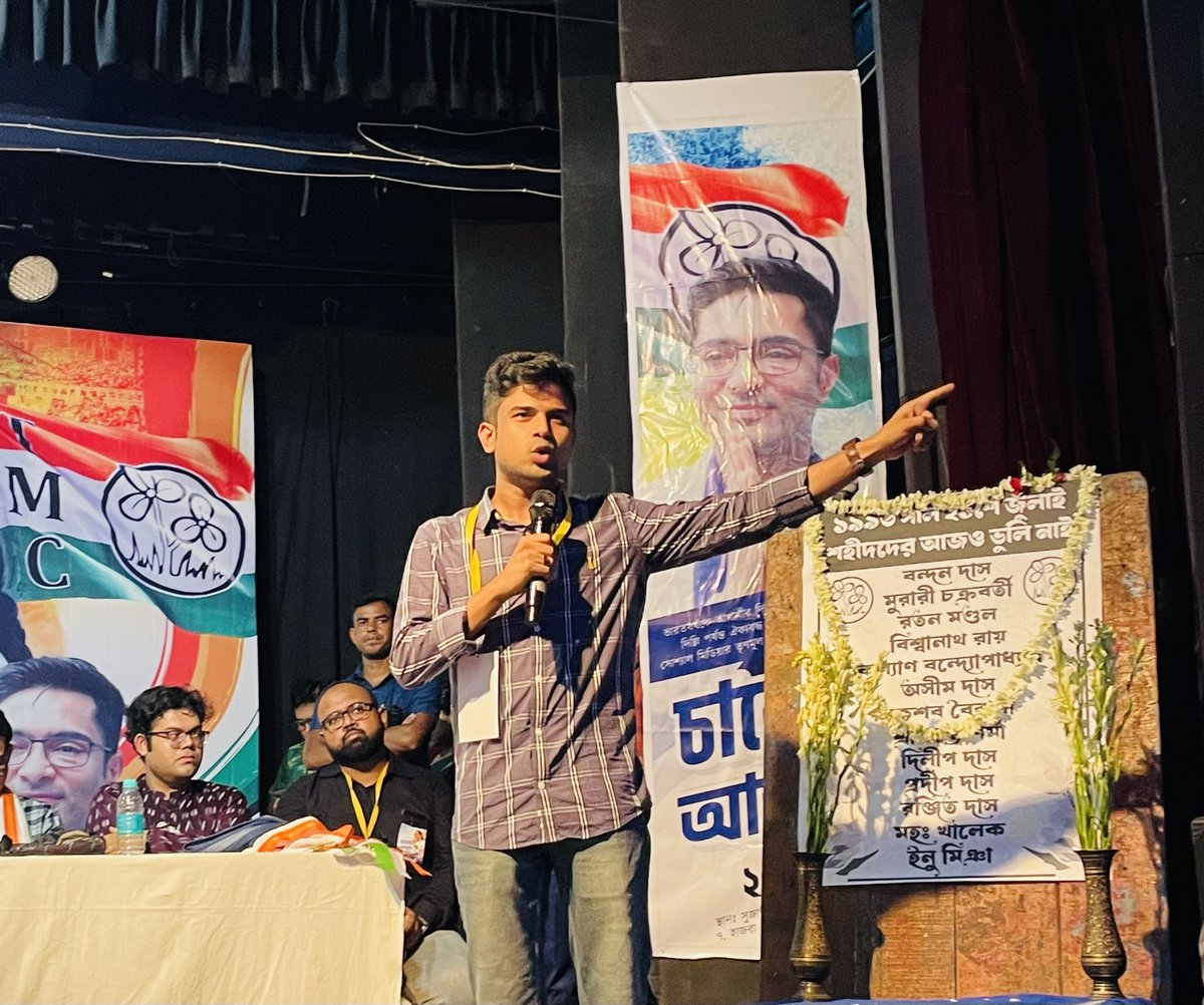 aitcsudip's tweet photo. Great to be among friends &amp; fellow Trinamool supporters at the annual get-together of leading social media communities, at Sujata Devi Smriti Sadan, Hajra, Kolkata. The hall was buzzing with energy &amp; enthusiasm. We remember the martyred souls ahead of 21st July Shahid Dibas. https://t.co/Jjgc4YNkNq