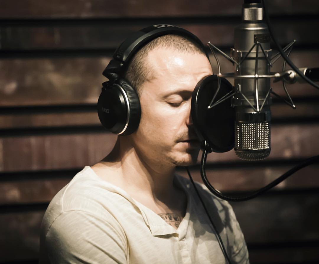 enterteinmentsg's tweet photo. #HOY el mundo de la 🎶 #música recuerda a 🇺🇸 Chester Bennington, 🎤 vocal de Linkin Park, a #7Años de su partida… 🕯️
La #HitParader lo ubicó en el 46° de “Los 100 Mejores Vocalistas del Metal de todos los tiempos” 👉 https://t.co/s5NmZvfWtY
📸: @linkinpark
#ChesterBennington https://t.co/UKVKQmTxC4