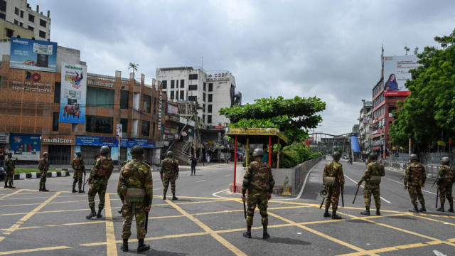 al_mukhbir's tweet photo. Bangladesh is under a nationwide curfew as student-led protests against government job quotas escalate. Streets of Dhaka are now patrolled by the military and police,
#Bangladesh #DhakaProtests #BangladeshCurfew #StudentDemonstrations #GovtJobQuotas #StudentunderAttack https://t.co/tAyMw14olP
