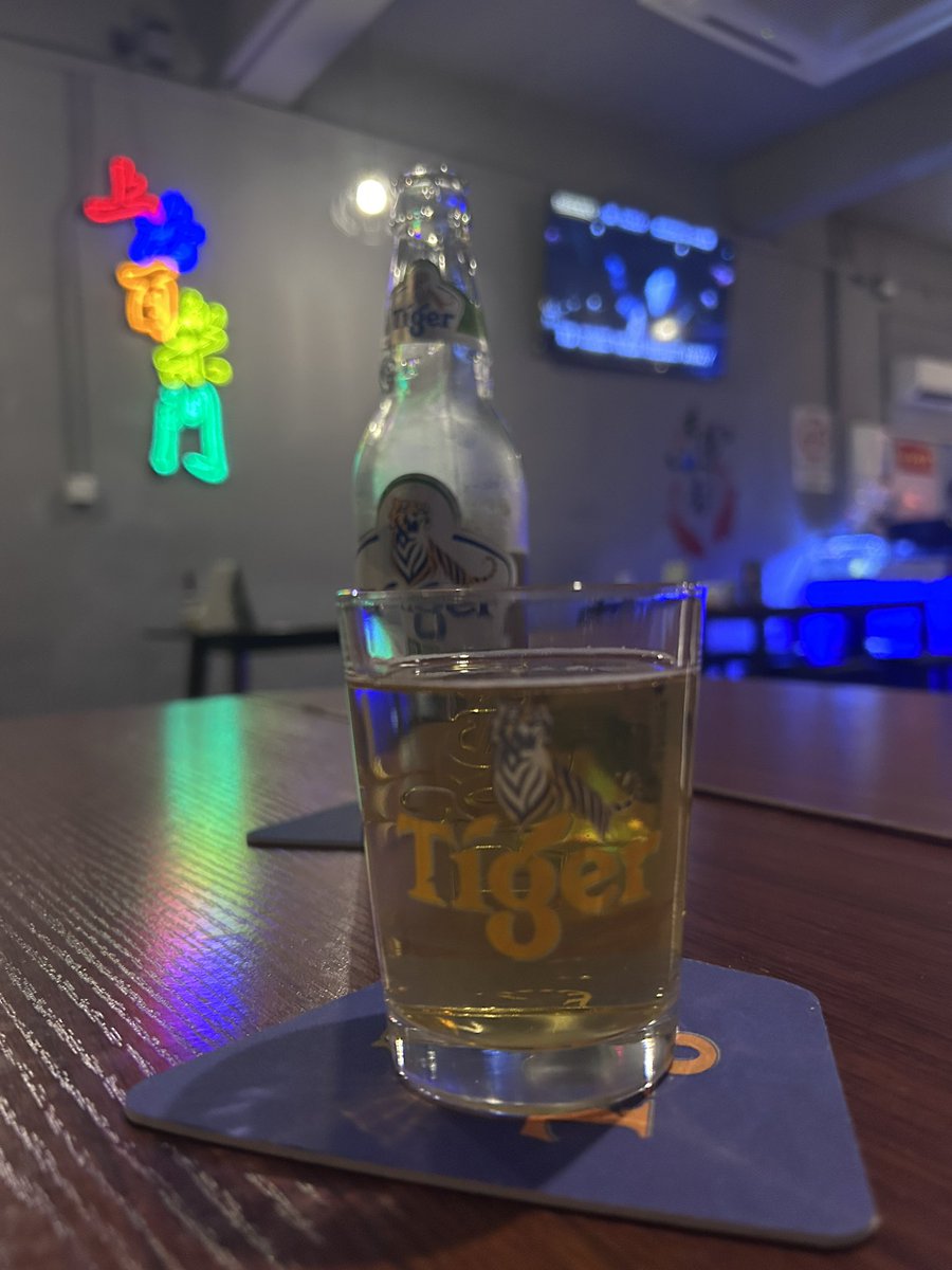 一个人喝闷酒😂