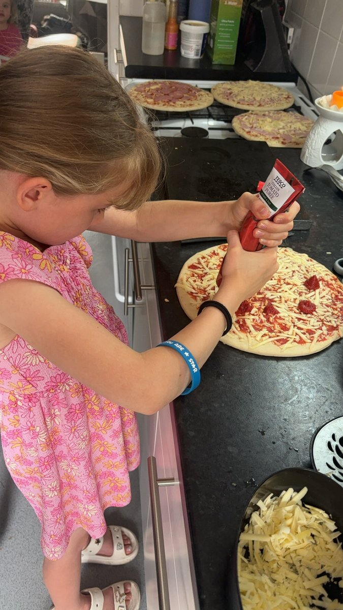 NickyFrogLove's tweet photo. Showing off her pizza making skills she learnt in class @GooseacrePri @davelov96533816 https://t.co/CZU6tNpOOO