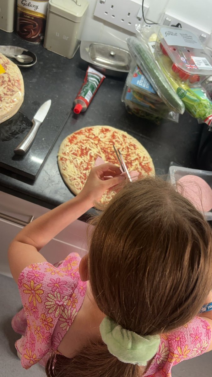 NickyFrogLove's tweet photo. Showing off her pizza making skills she learnt in class @GooseacrePri @davelov96533816 https://t.co/CZU6tNpOOO
