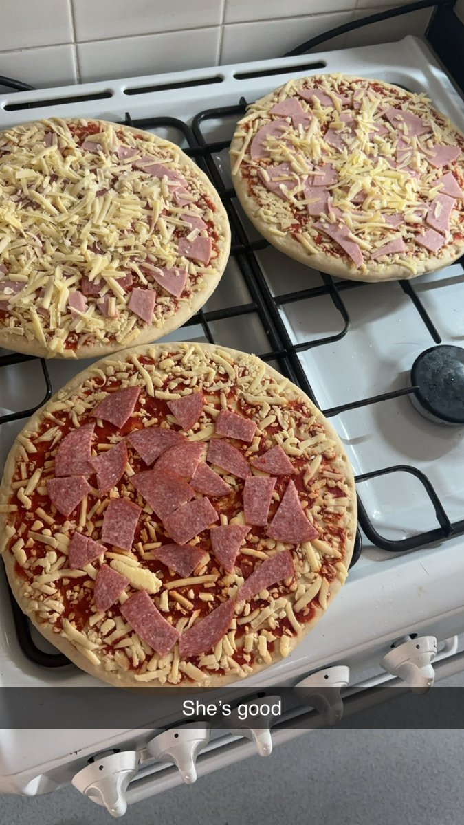 NickyFrogLove's tweet photo. Showing off her pizza making skills she learnt in class @GooseacrePri @davelov96533816 https://t.co/CZU6tNpOOO
