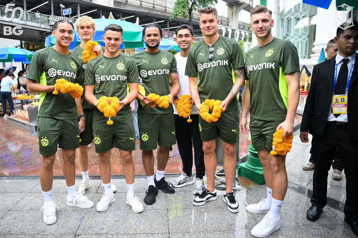 theaseanball's tweet photo. 🇩🇪🇹🇭 Borussia Dortmund players arrived in Thailand for a friendly match against BG Pathum United tonight, July 21.
#BGPathum #BGPU #BVB
#BGStadium https://t.co/AfIG4acTq8
