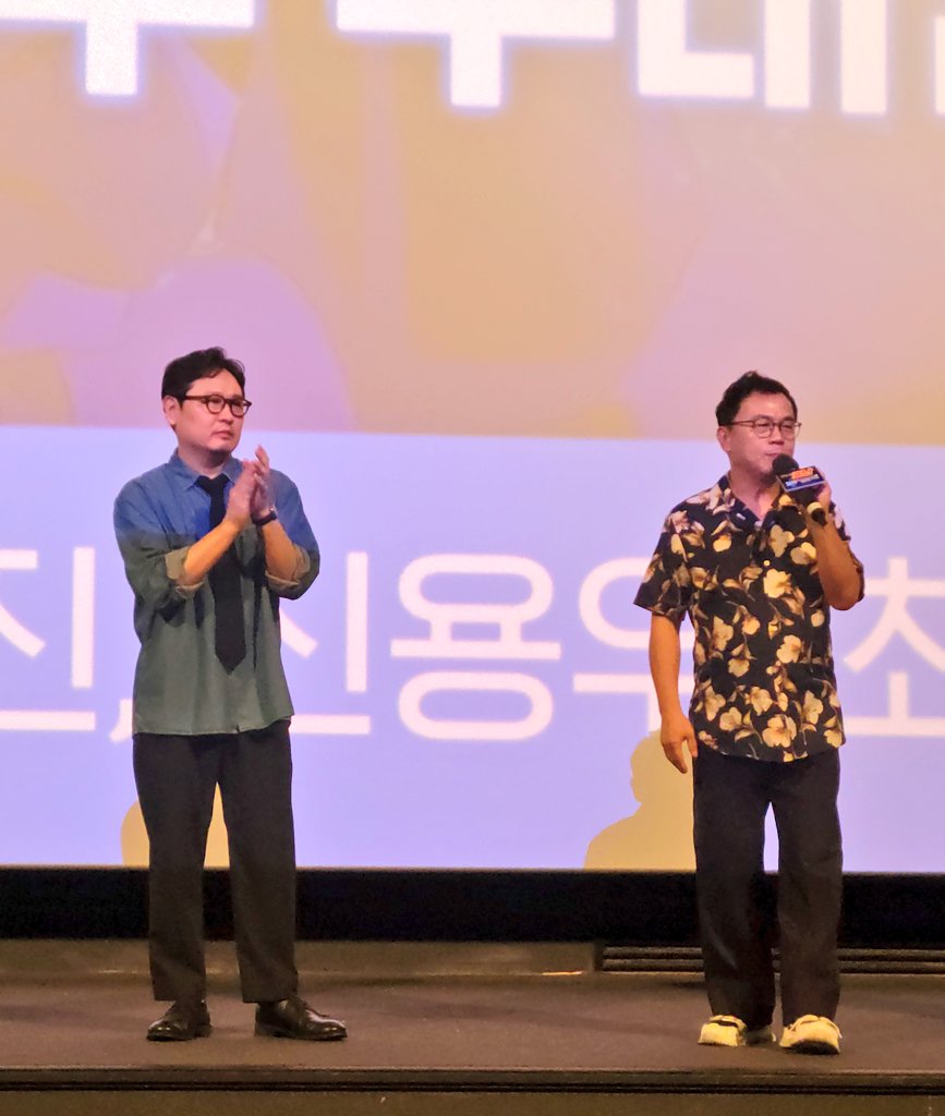 예전에 애인이 신용우 성우님 디렉팅 들어갔을 때 부러워 죽으려고 했더니 그거 기억하고 잡아준 무대인사 보고 왔습니당... 근데 강수진 성우님이 너무 스윗하셔서 치인 그런. 사진 찍을 때 가까이 오셔서 눈 마주치니 꾸벅 인사해주시는데 와...