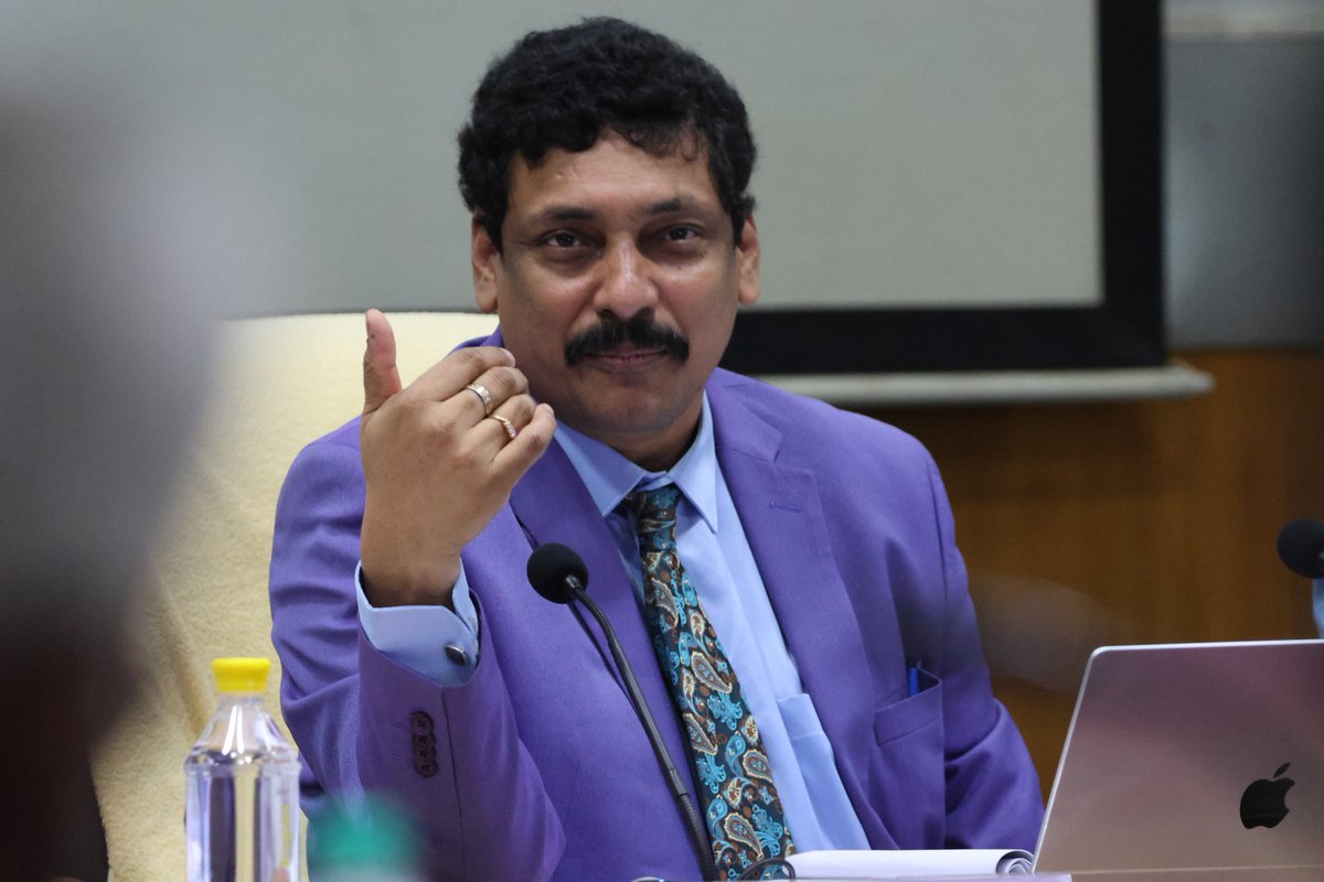 BSNL_CHTD's tweet photo. CMD-BSNL Shri Ravi A Robert Jerard visited Chennai on 20th July 2024 to review the performance of Chennai Telephones, Tamil Nadu Circle and CNTX-South. The CMD also informed that BSNL is going to complete of 60, 000 4G sites by September 2024 and 75, 000 4G sites by October 2024. https://t.co/ji5JYlXMZz