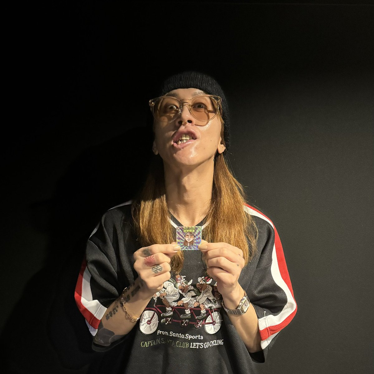 cotoface's tweet photo. SUPERBEAVERの渋谷龍太さんに直接お会いしてシールをお渡しできました！渋谷さん本当に優しくて穏やかで素敵な方でした！サプライズ喜んでいただけてよかった😊ありがとうございました！　@gyakutarou https://t.co/8GlzyIRTn9