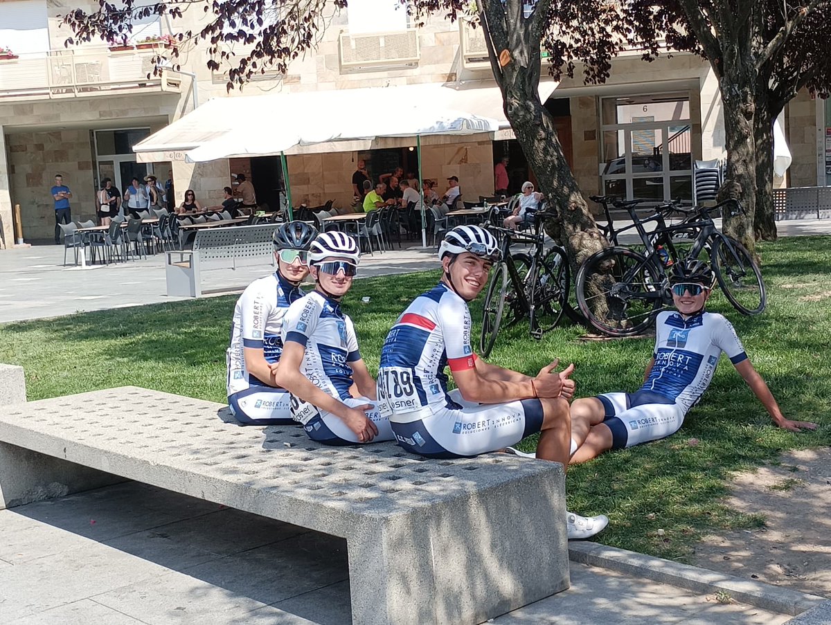 CcestellaL's tweet photo. Comenzamos la #IruñerrikoItzulia24 en Mutilva.
Todos los días más de 100kms. 
114kms para la jornada de hoy.

Iker Villar estrena el maillot de campeón navarro. https://t.co/Pycp9UtpWq