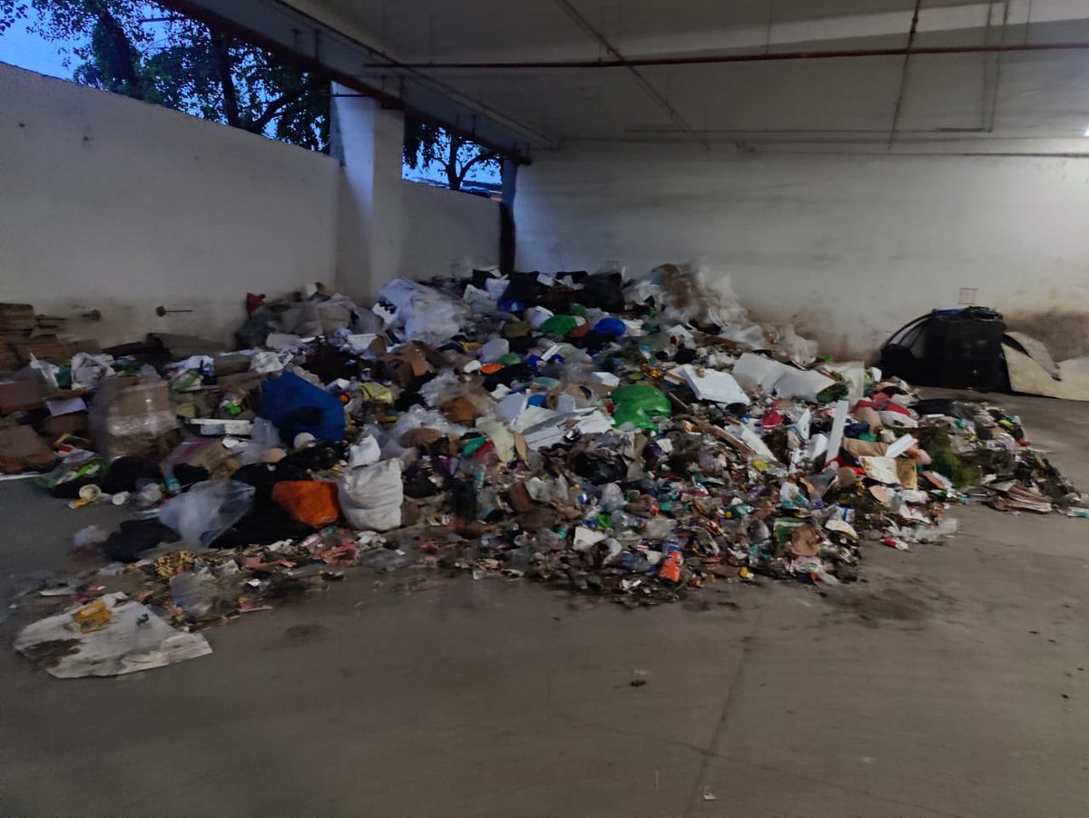 KBelsekar's tweet photo. @mybmc @mybmcWardPN Attention is needed urgently! #OmkarDeveloper #EraDeveloper at #OmkarAltaMonte Malad East, Mum97. The P1 relieving area is in a terrible state with increasing garbage. Immediate action is required to clean it up. https://t.co/YTiYwsbajN
