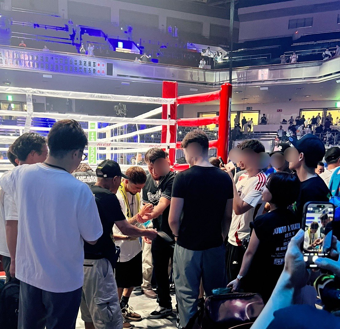 danniera11's tweet photo. トニー大人気よ
最初、外国人の観客に囲まれてサインに応じているうち、写真をねだるファンの行列
「あープレスカンファレンス…ごめんね」と会見に急ぎつつもにこやかに応じてくれていました。
チャンプ!ありがとう!
#LIVEBOXING9
#AnthonyOlascuaga 👑
#NakataniAstrolabio https://t.co/sn0GNFADQ9