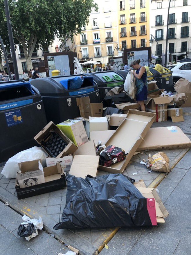 MadridDecadente's tweet photo. 📌 Basuraleza madrileña 

Tenemos un grave problema con la BASURA en esta ciudad de siempre, pero desde la llegada de los nuevos contenedores de reciclaje, lo ha empeorado considerablemente… 

Ovillo de reflexiones 🧶🪡 https://t.co/s18MDmTXlz