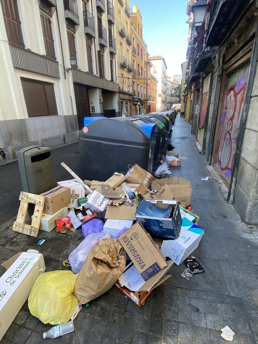 MadridDecadente's tweet photo. 📌 Basuraleza madrileña 

Tenemos un grave problema con la BASURA en esta ciudad de siempre, pero desde la llegada de los nuevos contenedores de reciclaje, lo ha empeorado considerablemente… 

Ovillo de reflexiones 🧶🪡 https://t.co/s18MDmTXlz