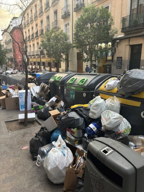 MadridDecadente's tweet photo. 📌 Basuraleza madrileña 

Tenemos un grave problema con la BASURA en esta ciudad de siempre, pero desde la llegada de los nuevos contenedores de reciclaje, lo ha empeorado considerablemente… 

Ovillo de reflexiones 🧶🪡 https://t.co/s18MDmTXlz