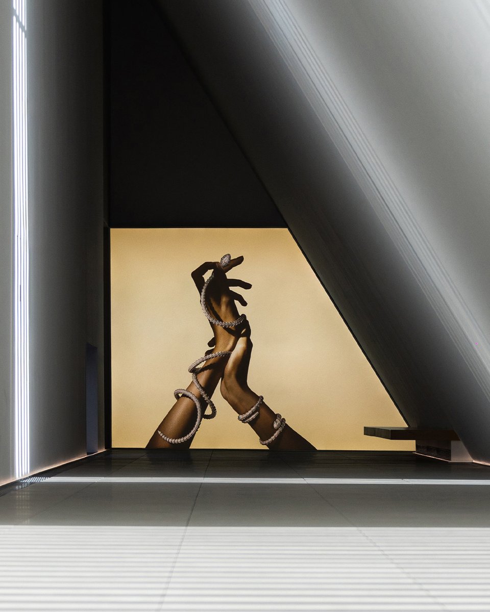 Bulgariofficial's tweet photo. Experience the immersive Serpenti Factory exhibition, celebrating 75 years of the iconic serpent, at the Genesis Art Gallery in Beijing.
#Bvlgari #BvlgariJewelry #Serpenti #Serpenti75 #SerpentiFactory https://t.co/LH9FMMv389