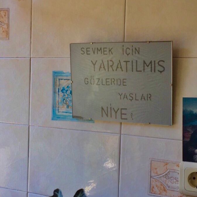 “Sevmek için yaratılmış gözlerde 
yaşlar niye..”